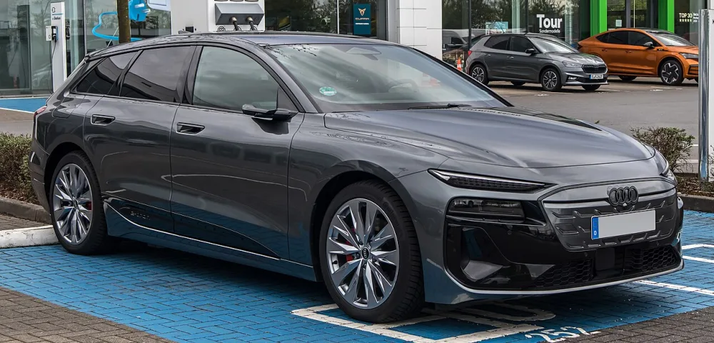 2025 Audi SQ8 Sportback e-tron (20 inch wheels)